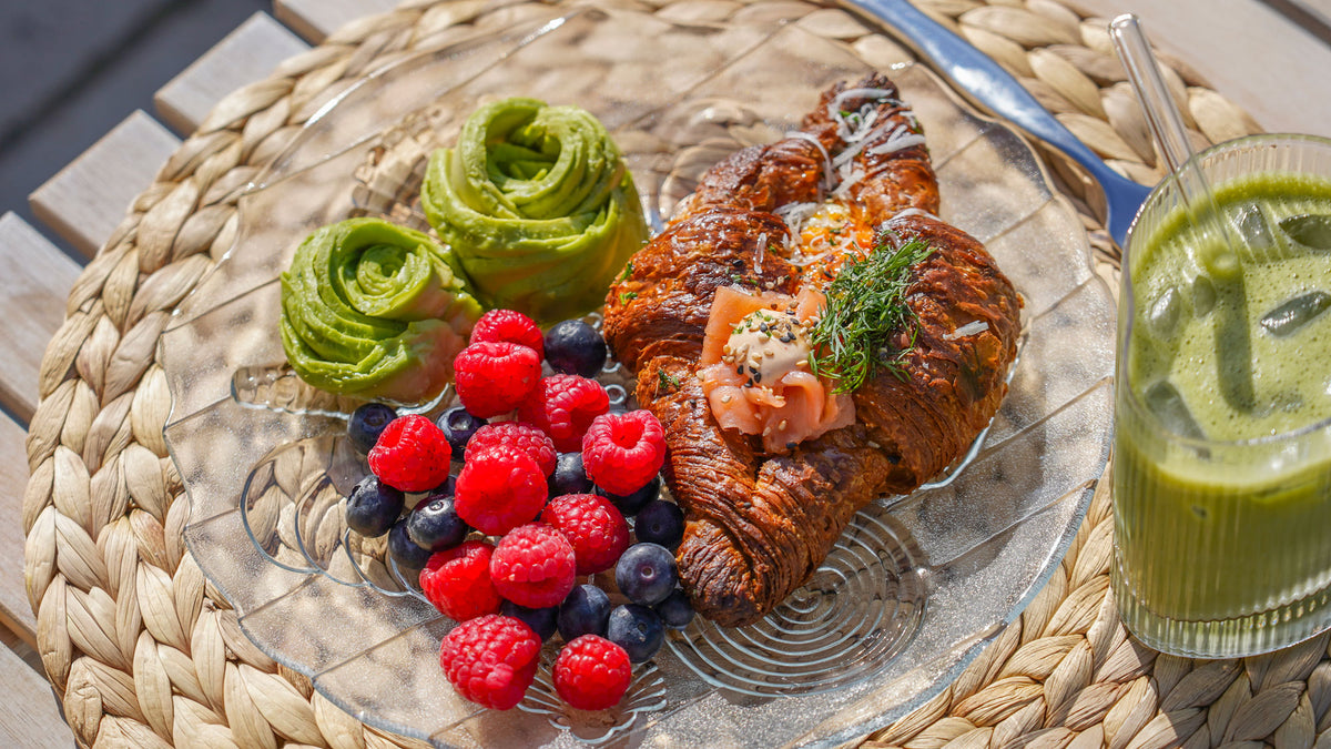 Croissanter-med-bagt-aeg_-ost-og-koldroeget-laks