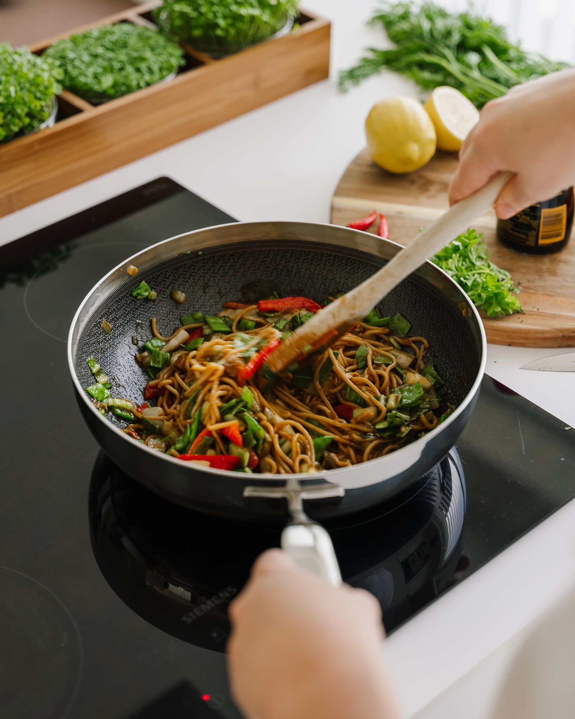 6-ply Fusion wokpande 28 cm fra Qookware