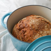 Brød i lille gryde i emalejret støbejern 4 liter med låg fra Qookware