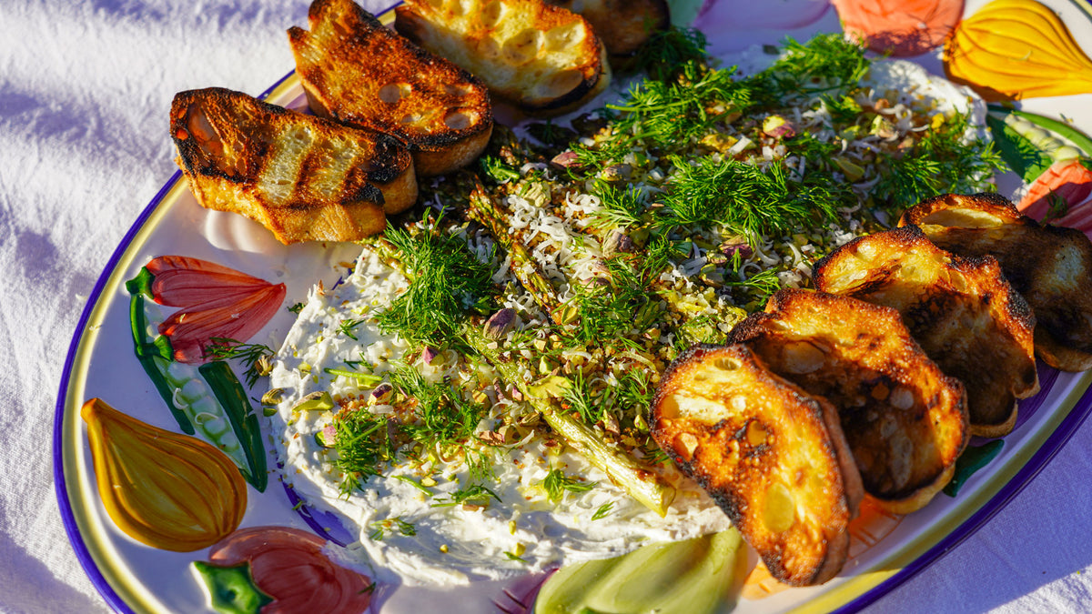 Grillede asparges anrettet på tallerken