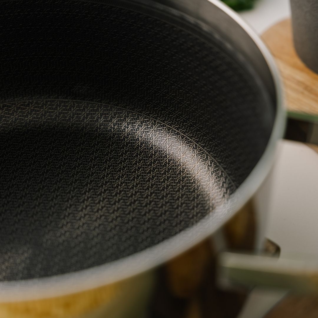 Nærbillede af hybrid belægning i 6-ply gryde