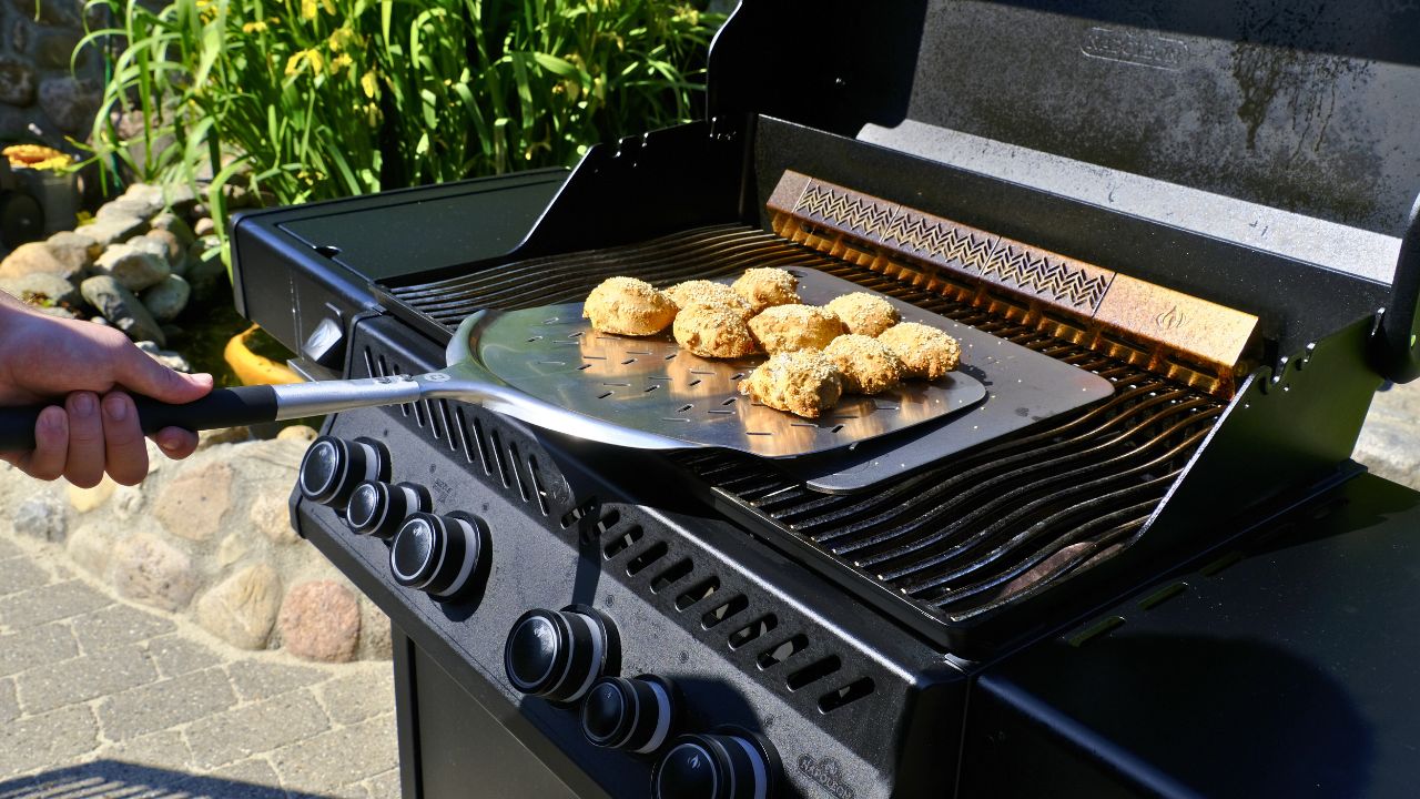 Miljøbillede af hytteostboller på bagestål bagt på grill 