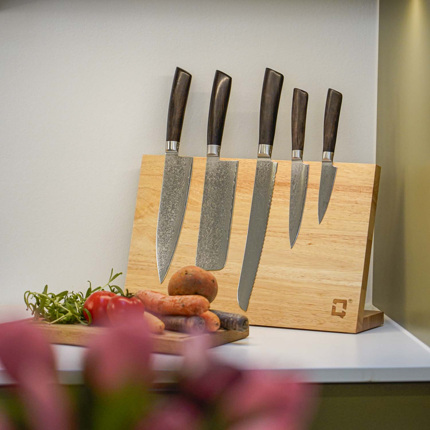 Miljøbillede af knivholder i egetræ på køkkenbord - Qookware 