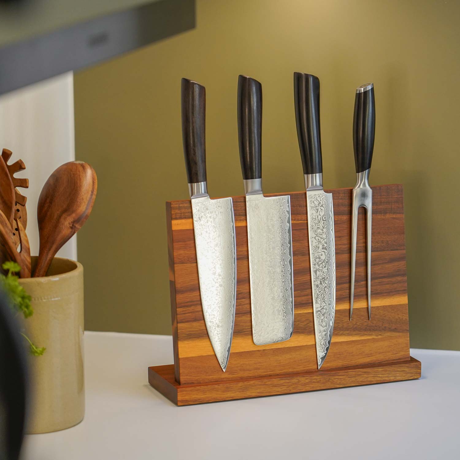 Knivholder med magnet i akacietræ på køkkenbord 