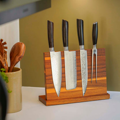 Knivholder med magnet i akacietræ på køkkenbord 
