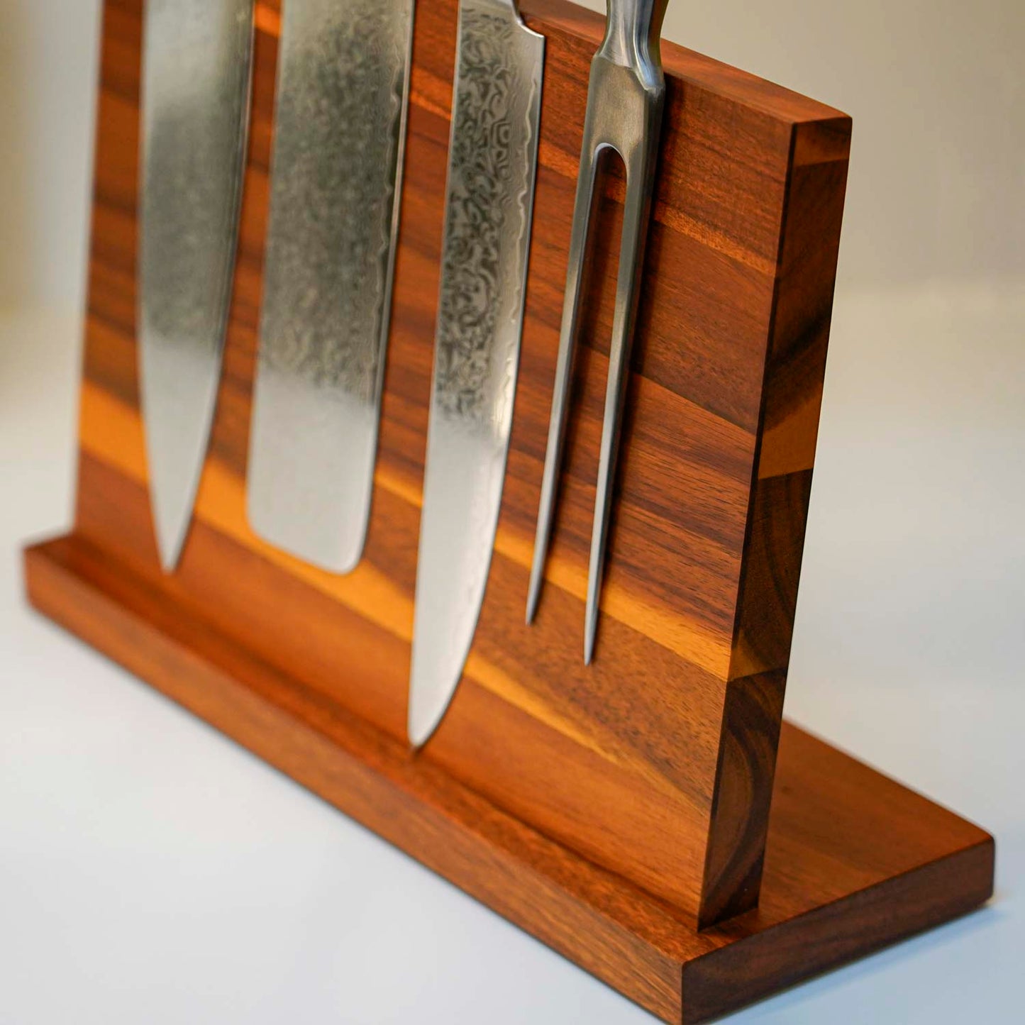 Nærbillede af knivholder i akacietræ med magnet