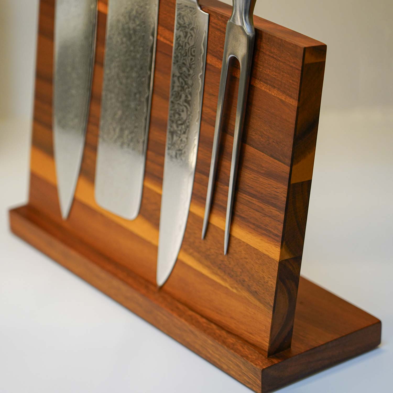 Nærbillede af knivholder i akacietræ med magnet