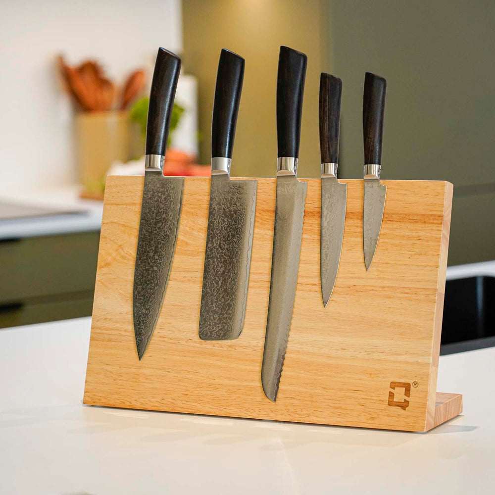 Nærbillede af knivholder med magnet i egetræ på køkkenbord 