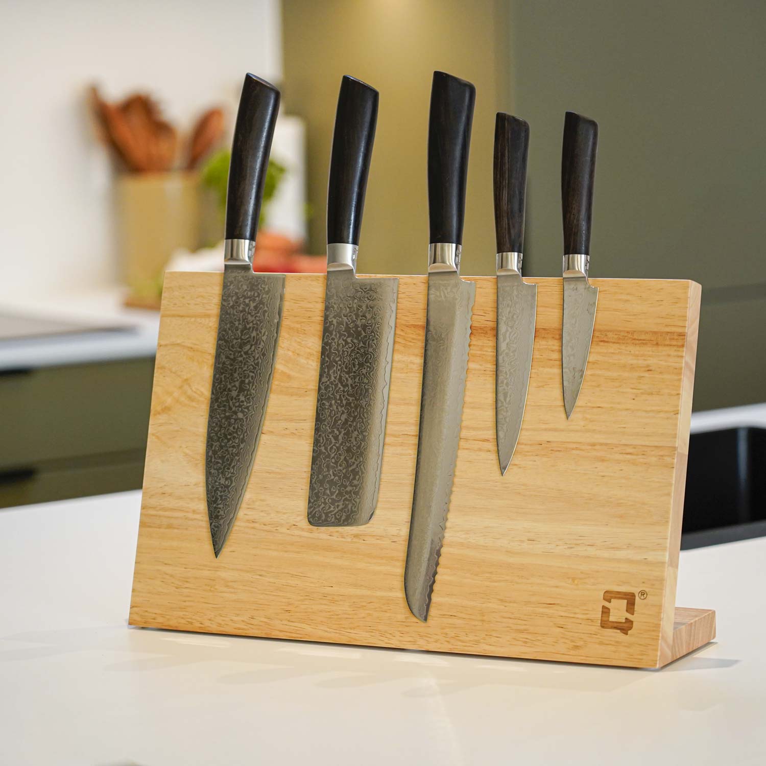 Nærbillede af knivholder med magnet i egetræ på køkkenbord 