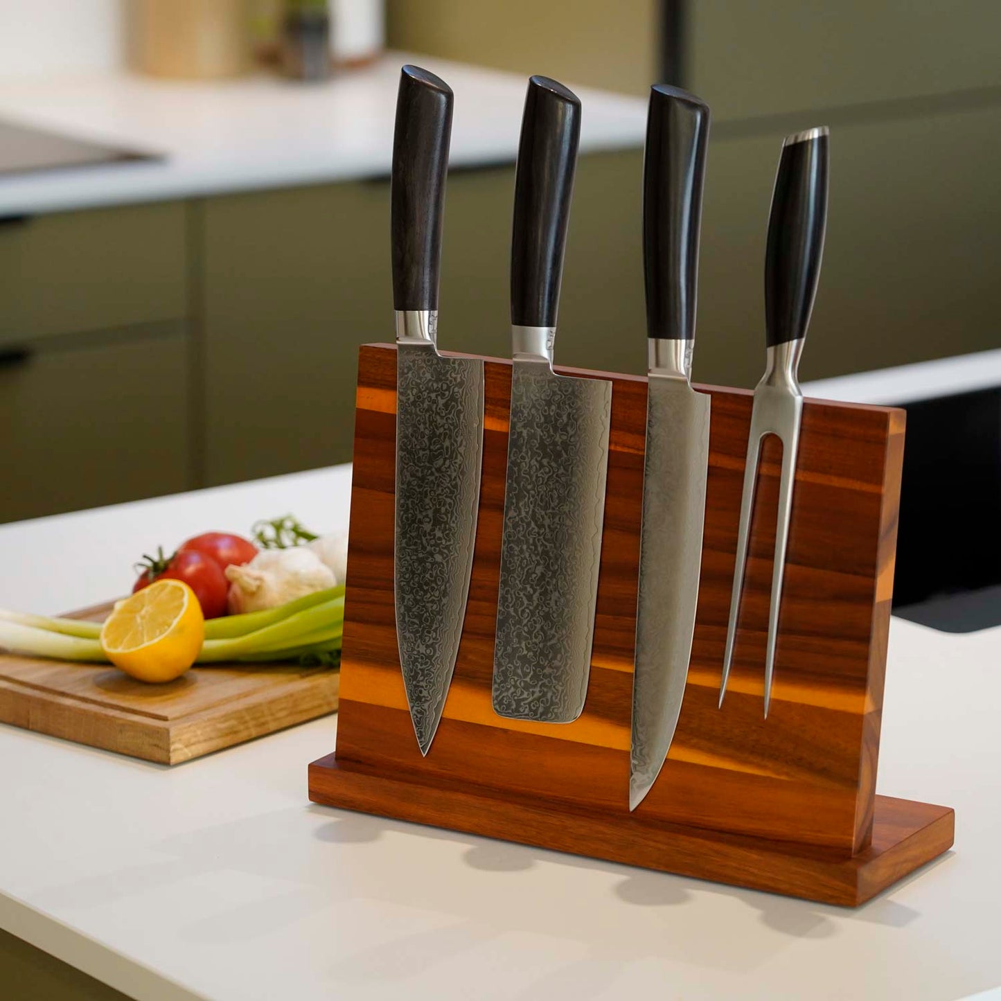 Nærbillede af magnetisk knivholder i akacietræ