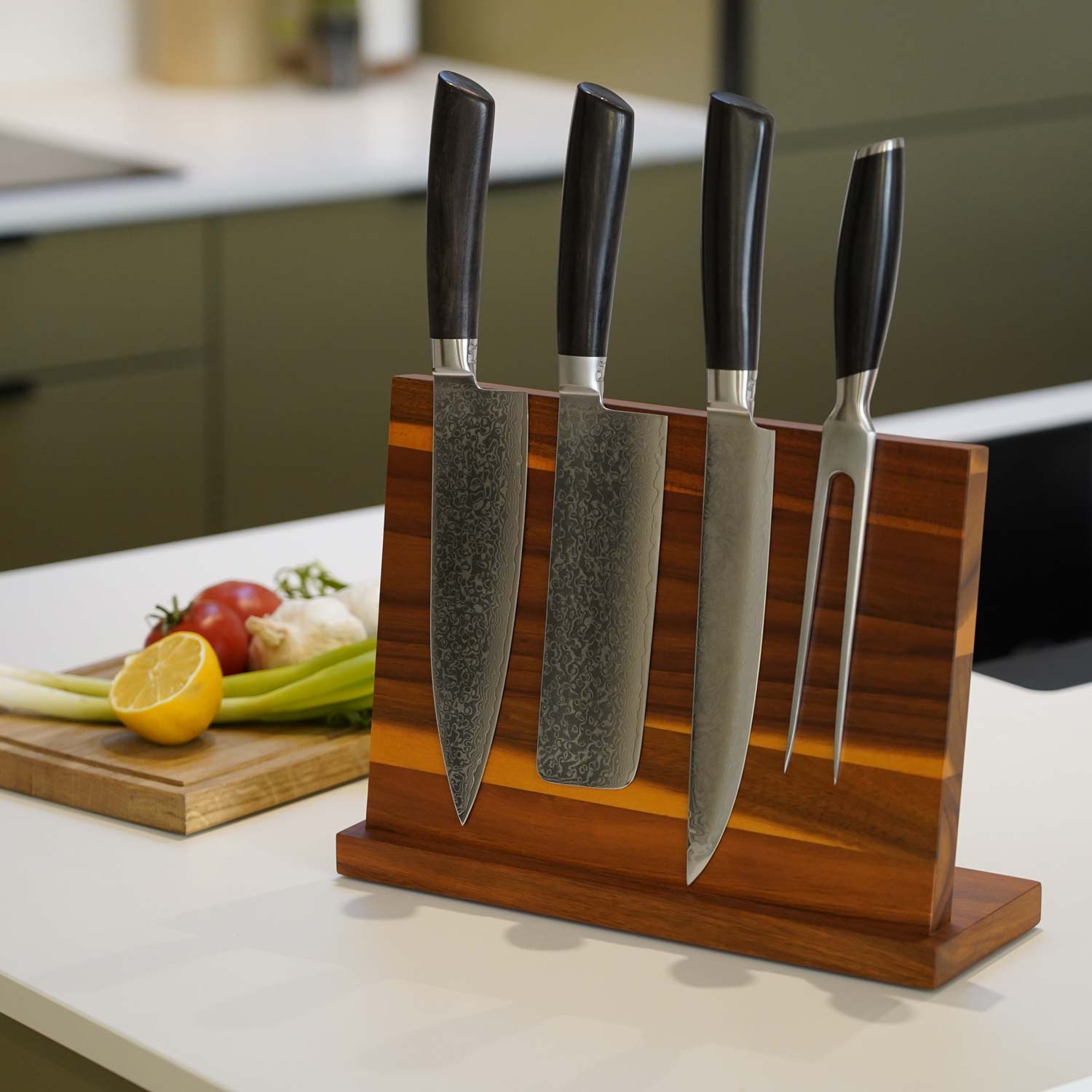 Nærbillede af magnetisk knivholder i akacietræ