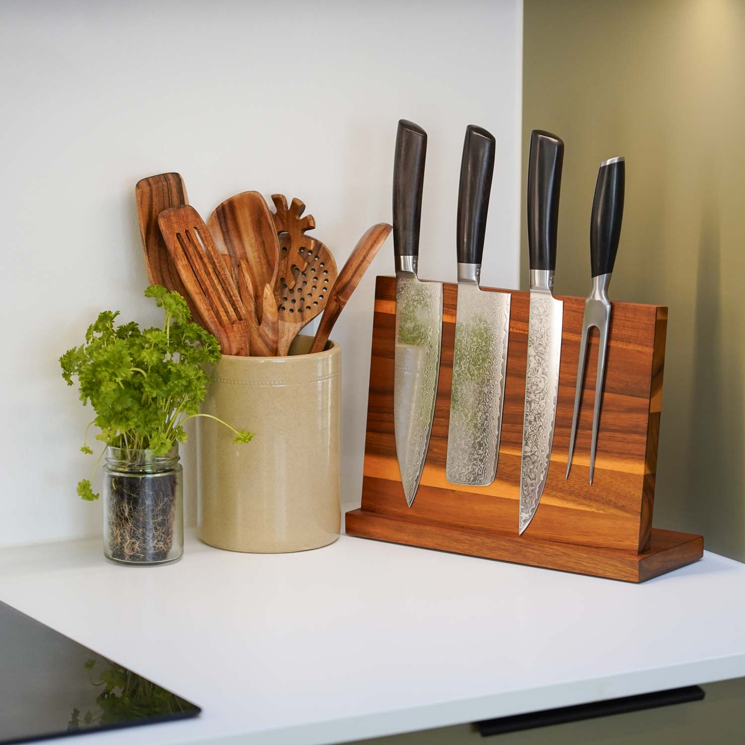 Miljøbillede af magnetisk knivholder i akacietræ fra Qookware
