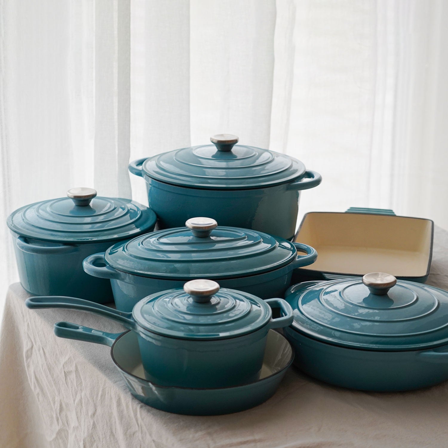 Komplet sæt i emaljeret støbejern 