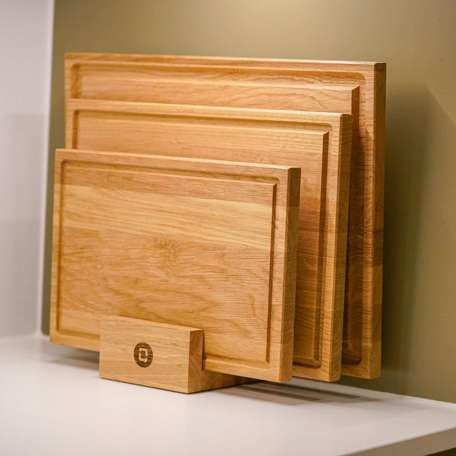 Komplet skærebræt sæt i egetræ fra Qookware