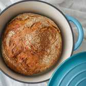 Gryde i emaljeret støbejern med en kapacitet på 4 liter og tilhørende låg fra Qookware