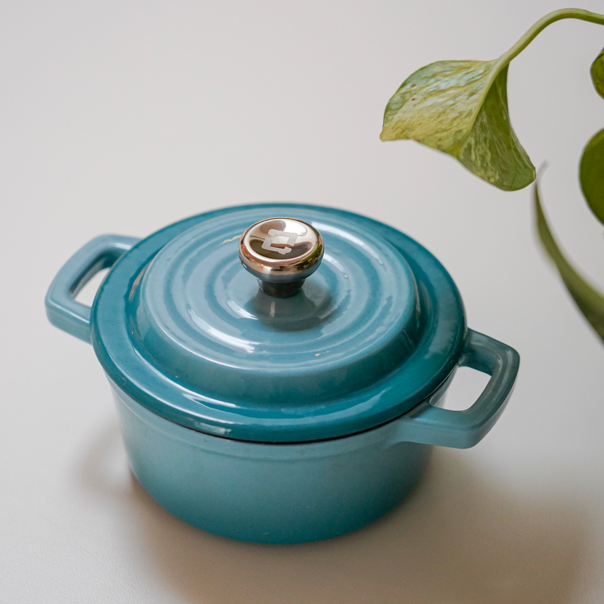 Lille gryde i emaljeret støbejern med låg