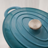 Ovalformet gryde på 4,5 liter i emaljeret støbejern med låg fra Qookware