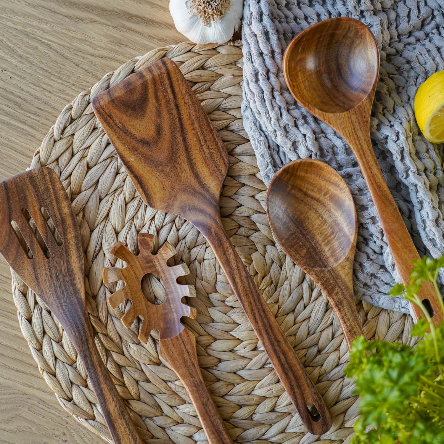 Køkkenredskabssæt med 5 dele liggende på køkkenbord