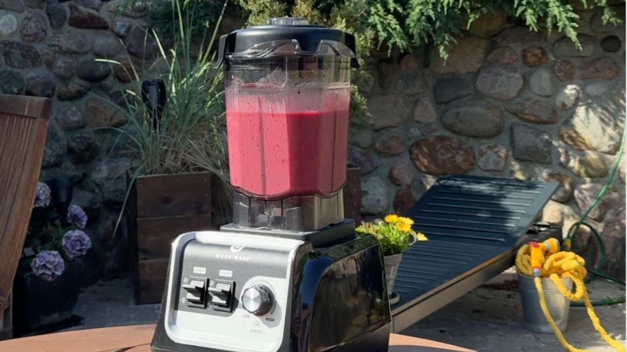 Rød smoothie opskrift i blender fra Qookware 