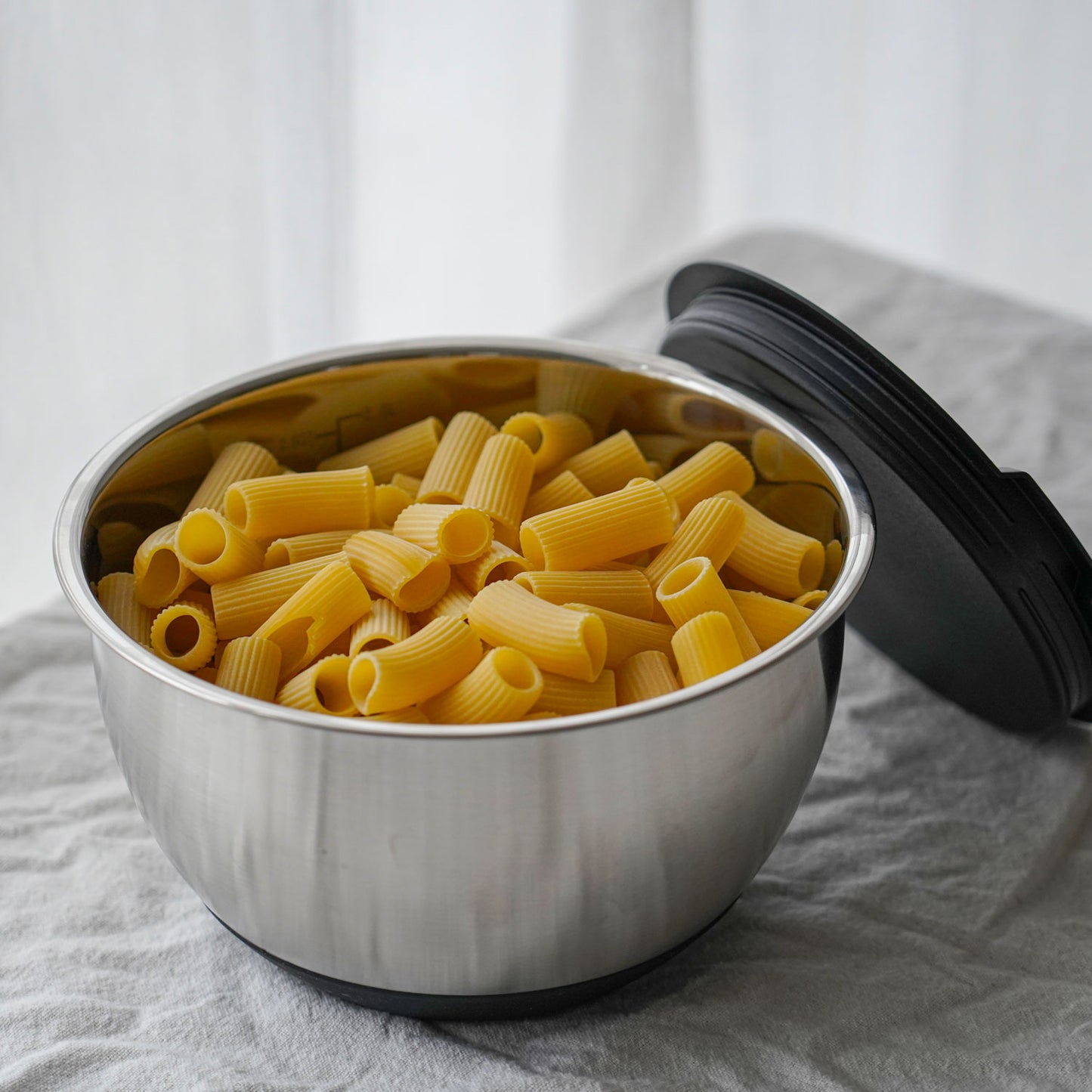 Skål i rustfrit stål med pasta