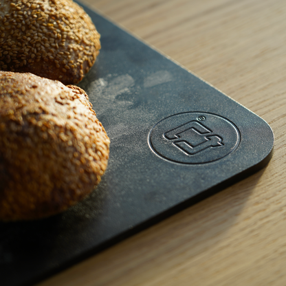 Nærbillede af rundstykker på bagestål i carbonstål