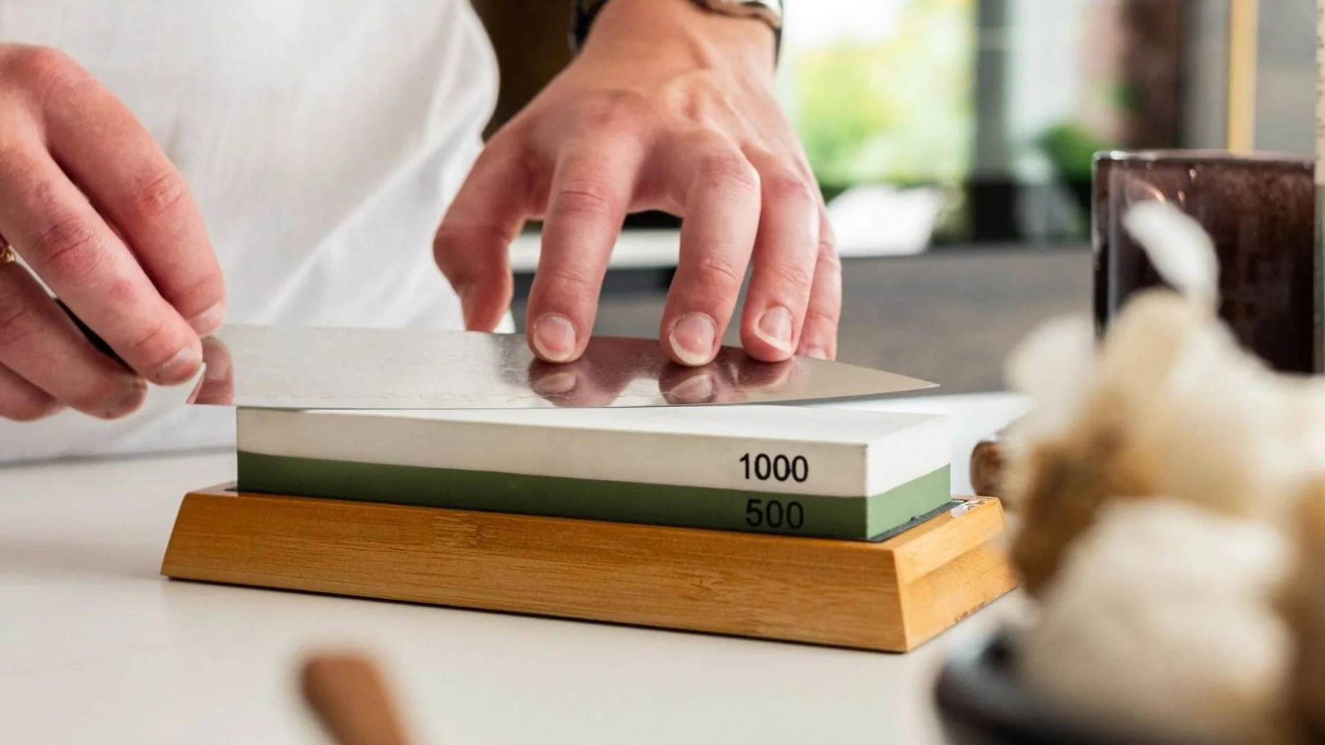 Slibning af kniv på slibesten fra Qookware