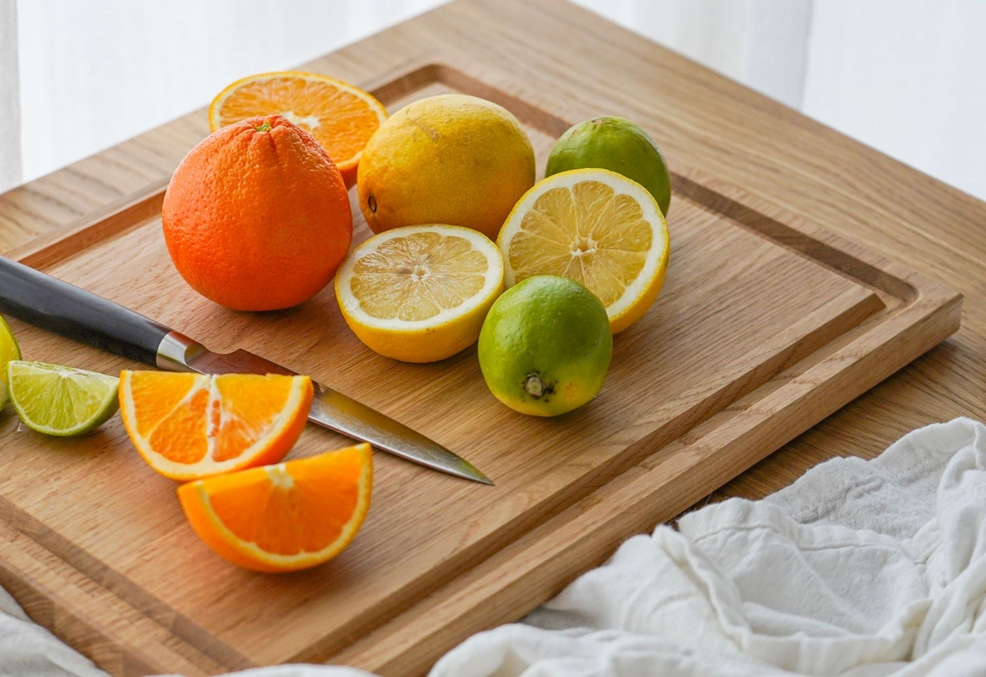 Stort skærebræt i egetræ med frugt 