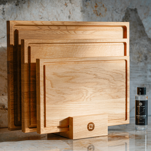 Skærebrætter i egetræsholder på køkkenbord