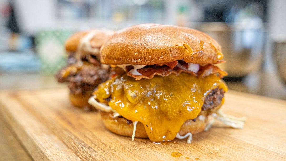 Smashburger anrettet på skærebræt 