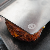 Nærbillede af smasher anvendt på grillet sandwich