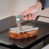 Smasher presser sandwich på stegeplade