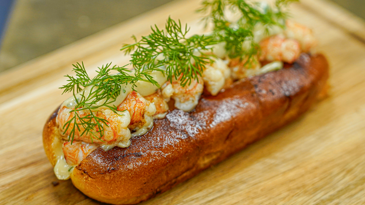 Lobsterroll med jomfruhummerhaler i brioche boller