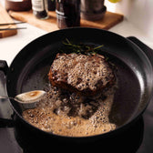 Stegning af bøf på pande i carbonstål 