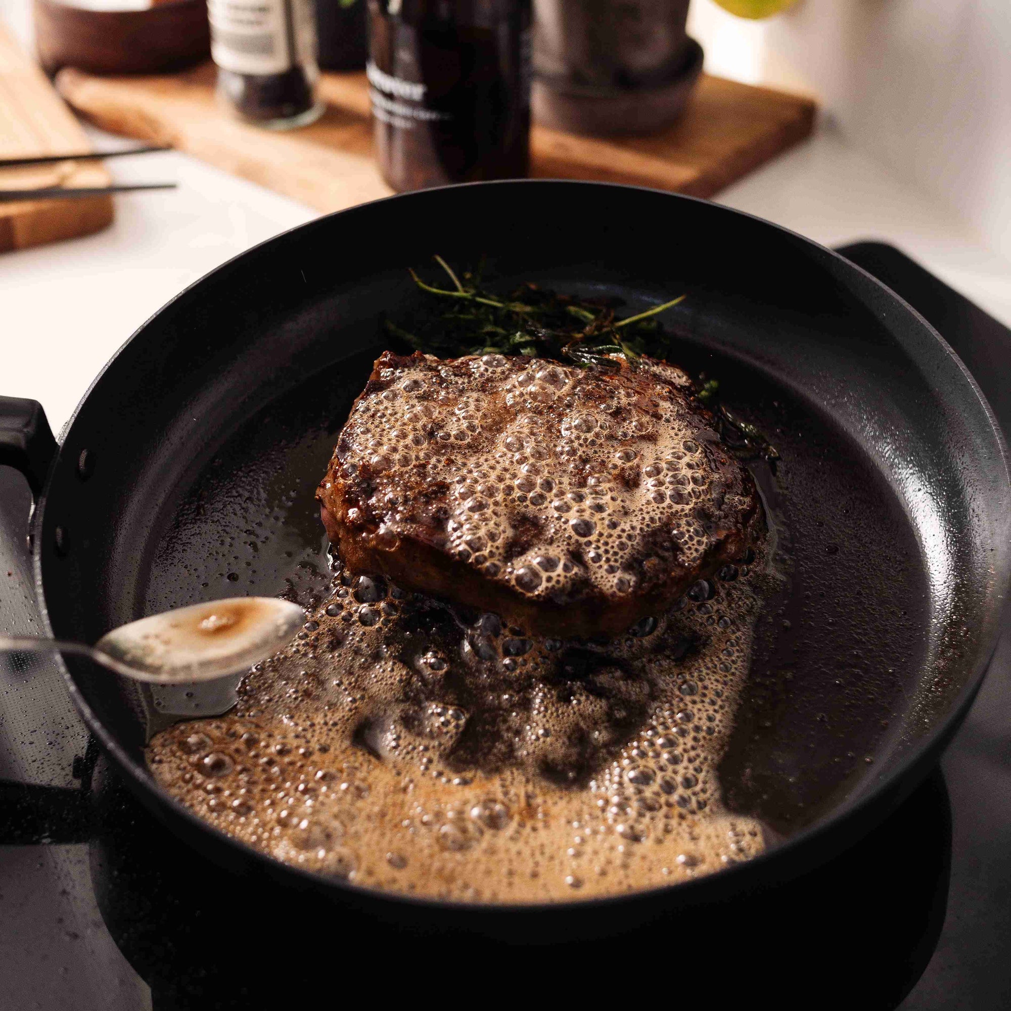 Stegning af bøf på pande i carbonstål 