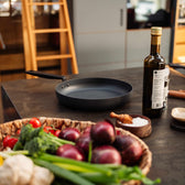 Stegepande i carbonstål på bordplade