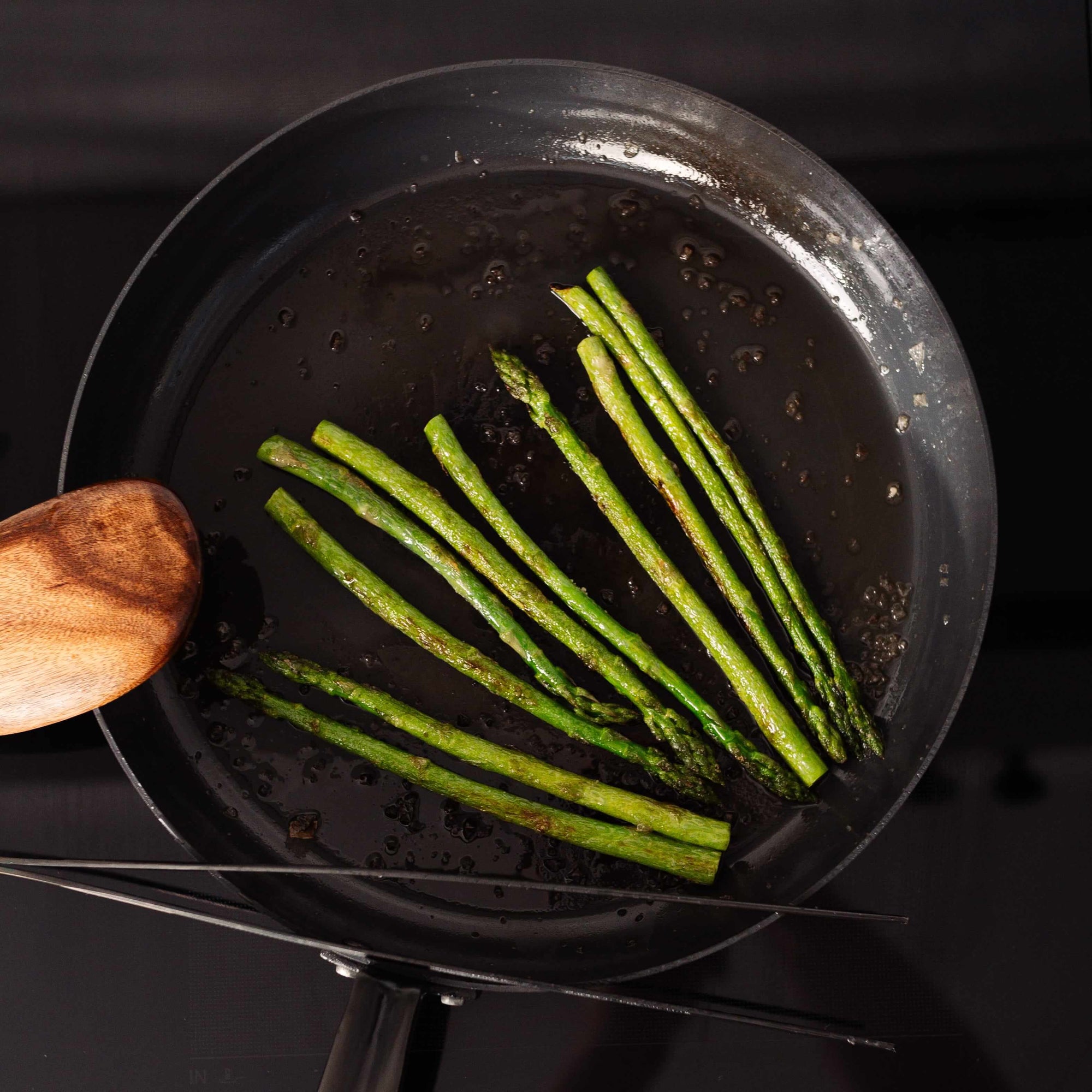 Asparges på pande i carbonstål
