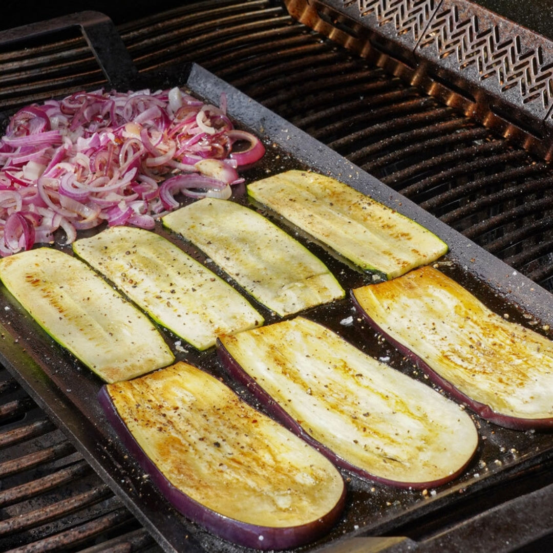 Rødløg og aubergine på stegeplade på grill