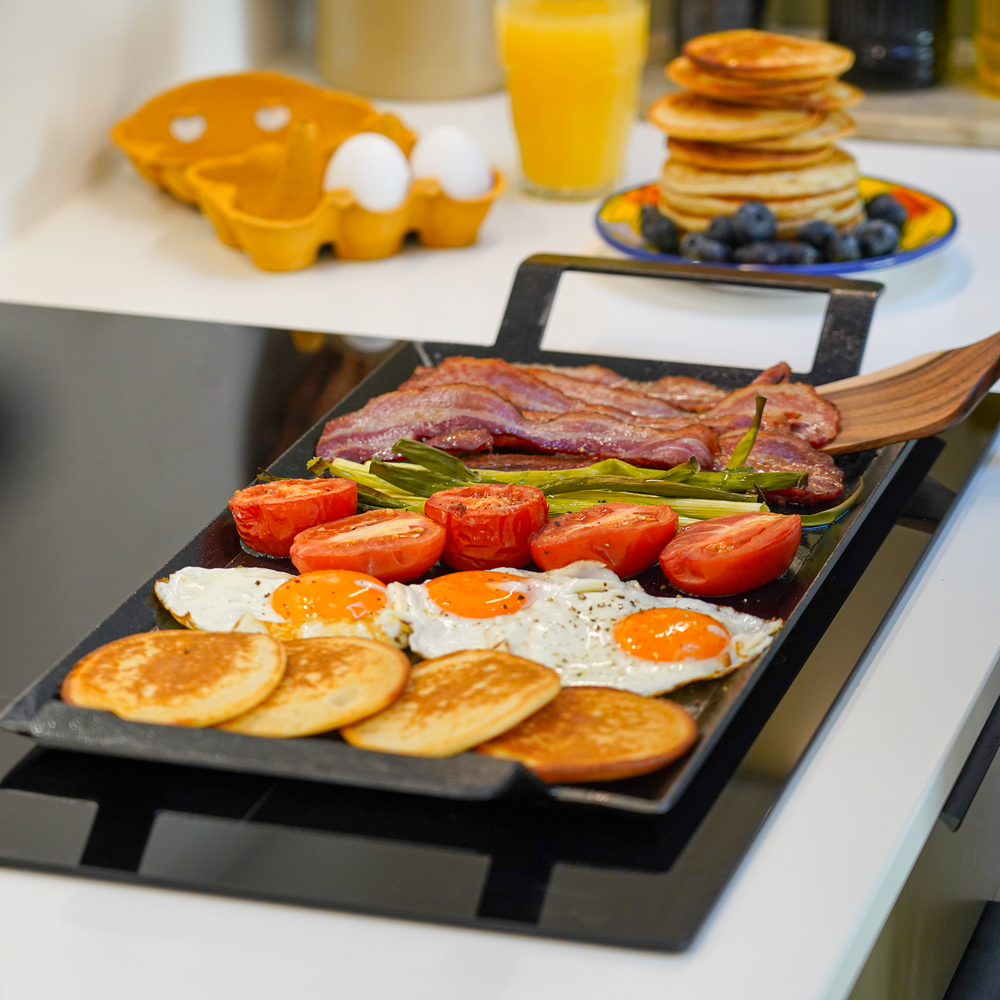 Stegeplade i carbonstål på induktionskomfur med morgenmad
