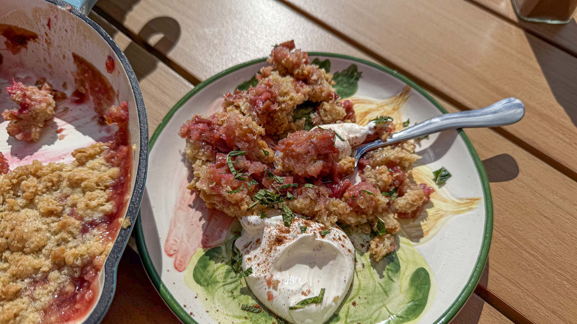 Summer crumble dessert anrettet