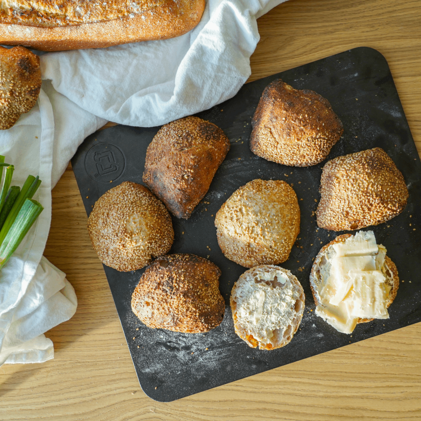 Surdejsboller anrettet på bagestål på køkkenbord