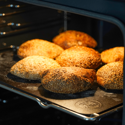 Surdejsboller placeret på bagestål i ovn