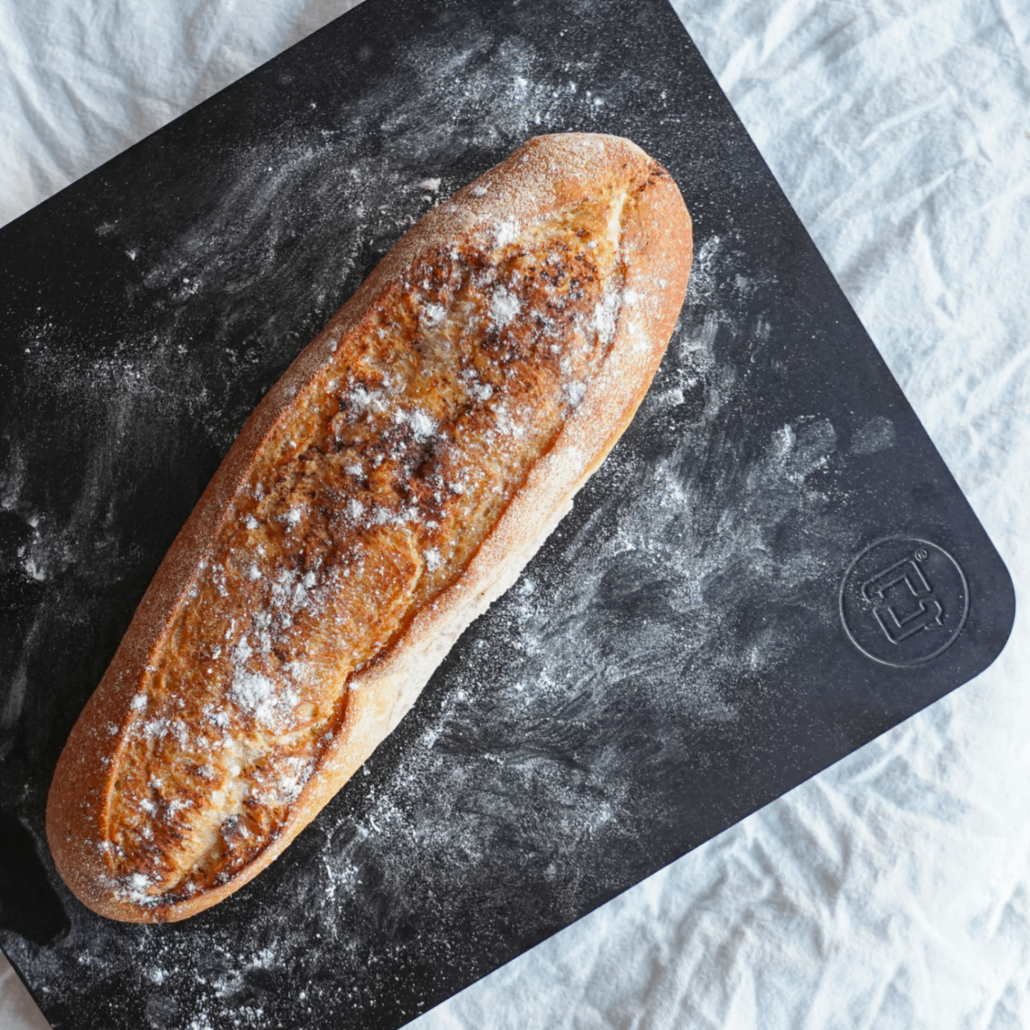 Surdejsbrød på bagestål i carbonstål