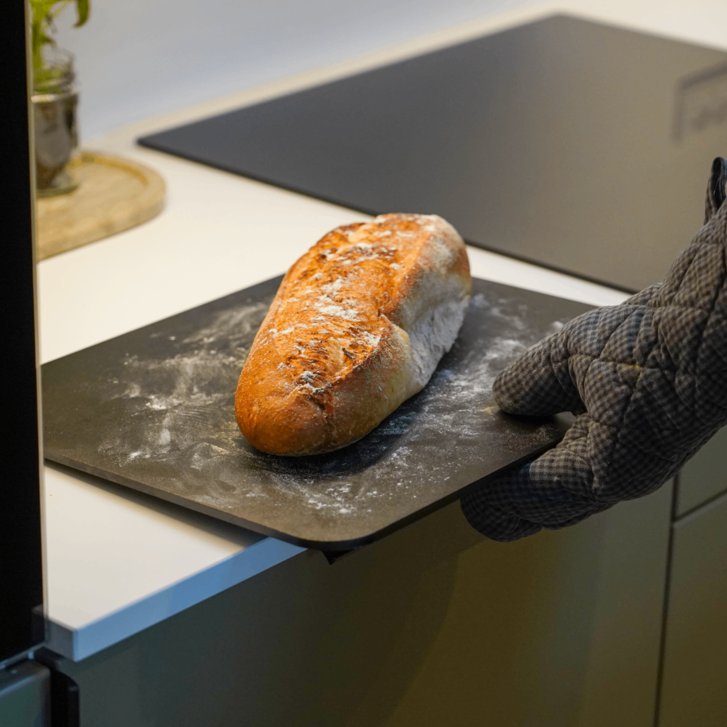 Surdejsbrød anbragt på bagestål i køkken