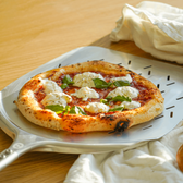 Surdejspizza på pizzaspade liggende på bord