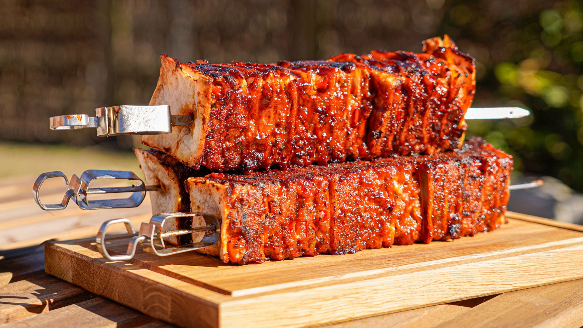 Grillede tortilla kebab på spyd anrettet på skærebræt 