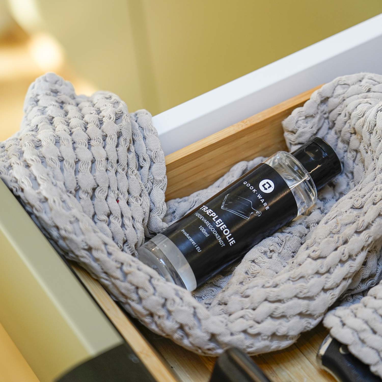 Nærbillede af træplejeolie fra Qookware