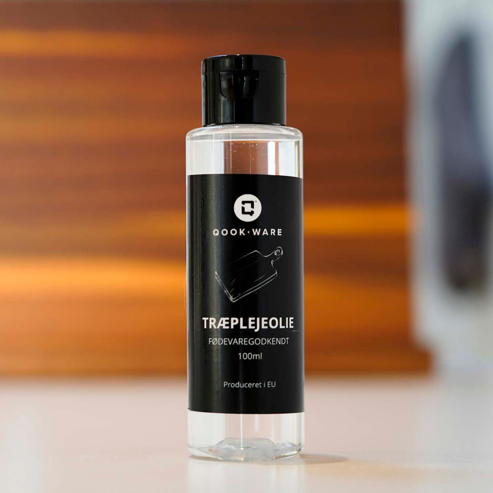 Træplejeolie fra Qokoware på køkkenbord