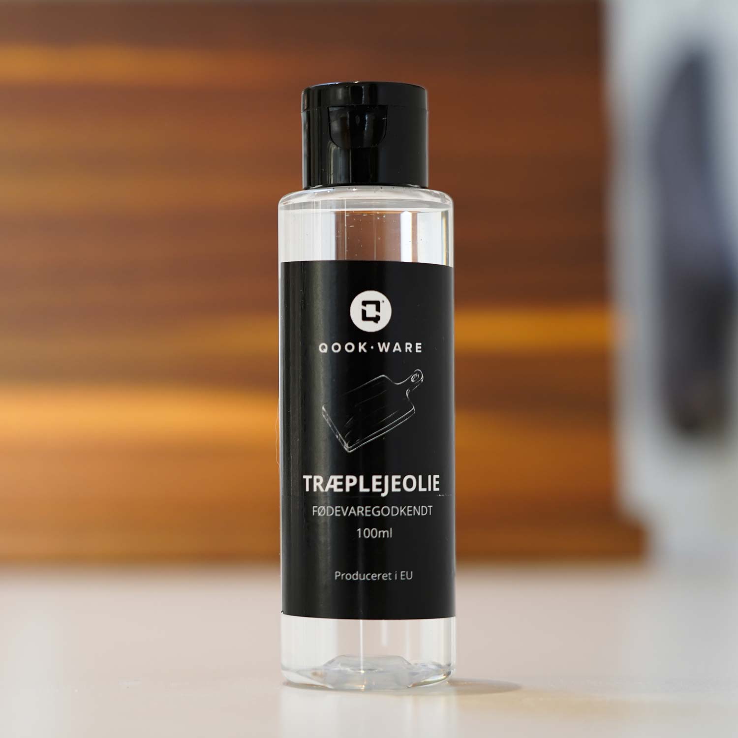 Træplejeolie fra Qokoware på køkkenbord