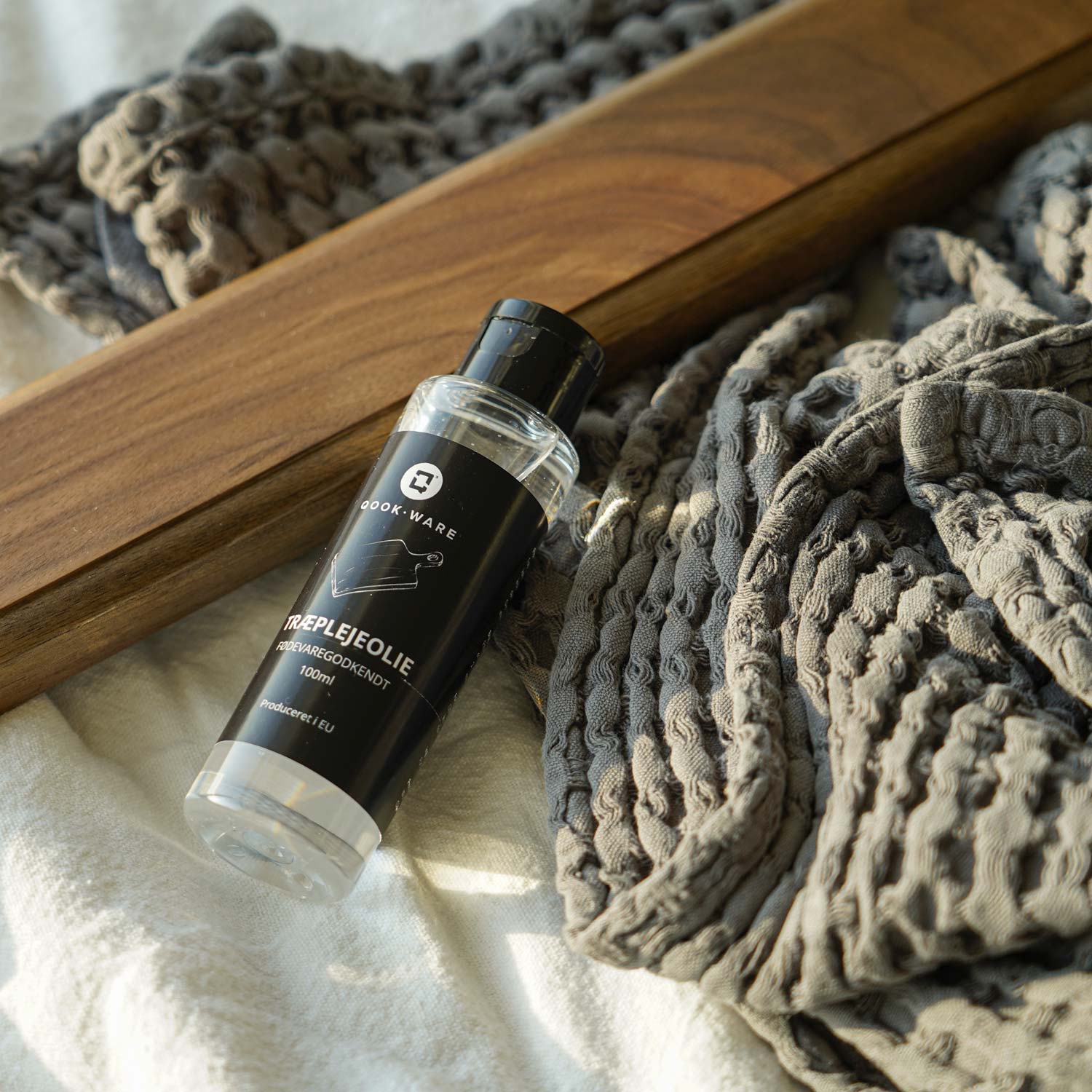 Træplejeolie liggende på bord 