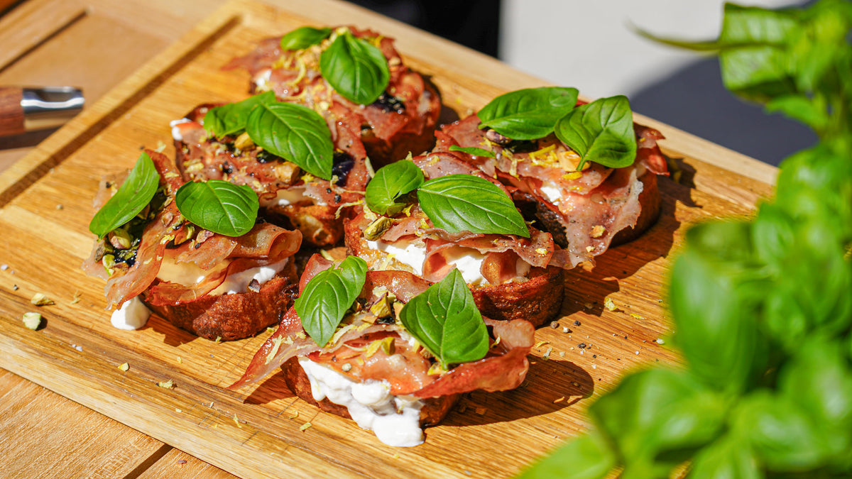 Bruschetta med stegt mortadella, pistacie & burrata